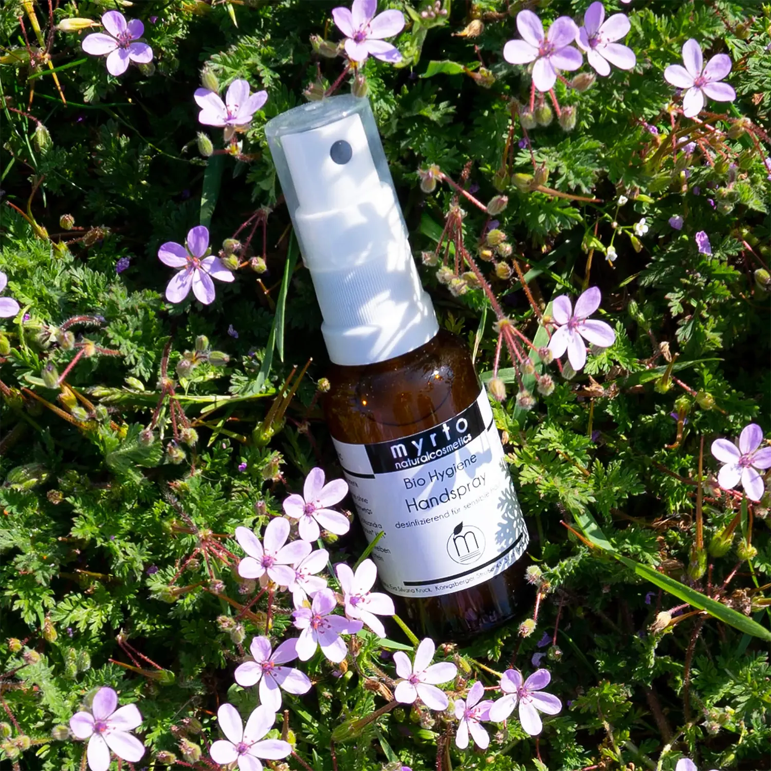 Handdesinfektion mit dem Myrto Hygiene-Spray