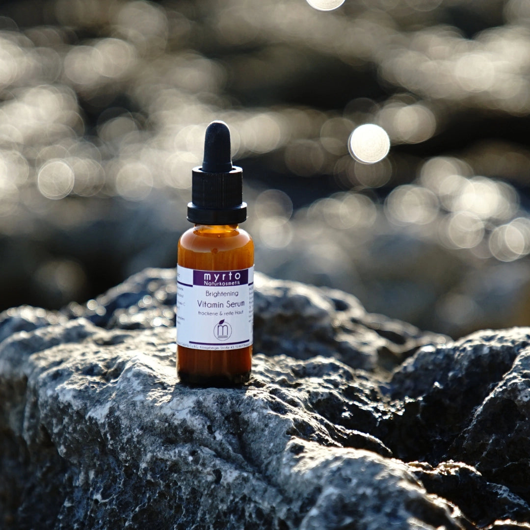 Aufhellendes Brightening Vitamin Serum gegen Pigmentflecken und oxidative Zellschädigung mit Bakuchiol und Vitamin C