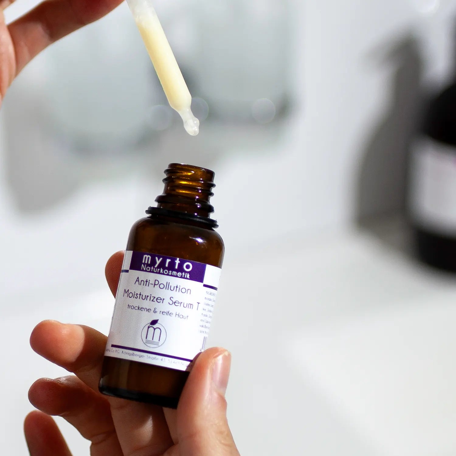 Anwendung Moisturizer Serum | myrto Naturkosmetik