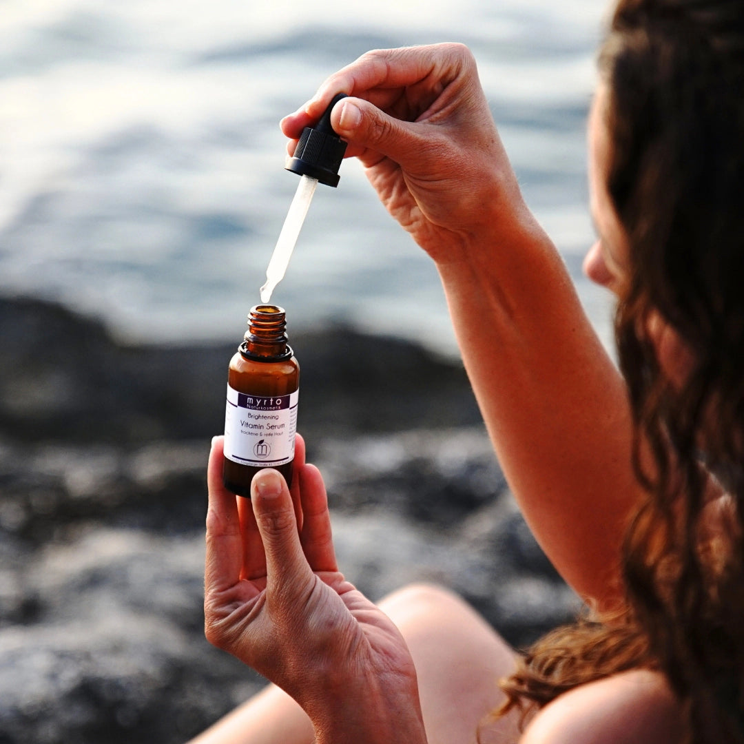 Aufhellendes Brightening Vitamin Serum gegen Pigmentflecken und oxidative Zellschädigung mit Bakuchiol und Vitamin C
